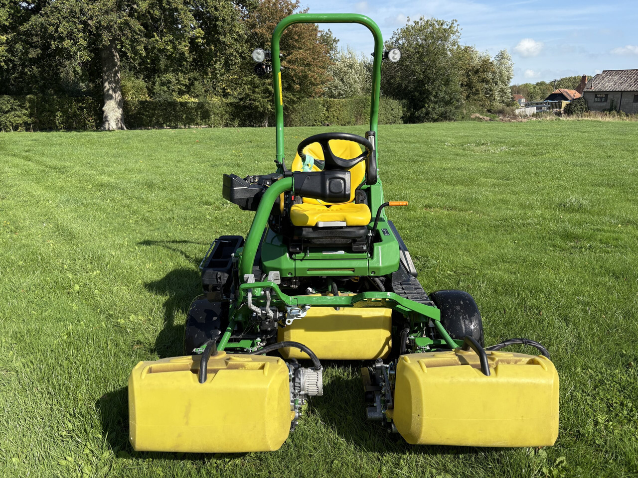 John Deere 2750E Triple Mower - Korrëse bari i kopshtit: foto 2 John Deere 2750E Triple Mower - Korrëse bari i kopshtit: foto 2
