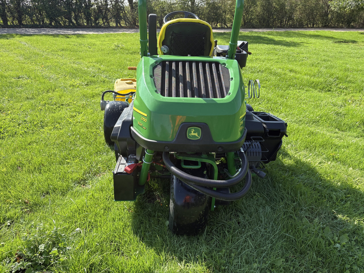 John Deere 2750E Triple Mower - Korrëse bari i kopshtit: foto 4 John Deere 2750E Triple Mower - Korrëse bari i kopshtit: foto 4