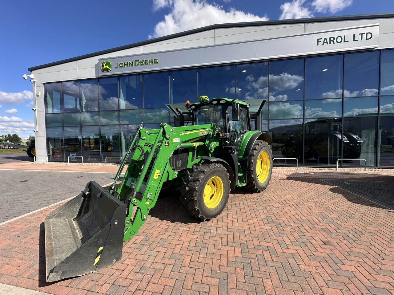 John Deere 6110M + 623M - Traktor: foto 1 John Deere 6110M + 623M - Traktor: foto 1
