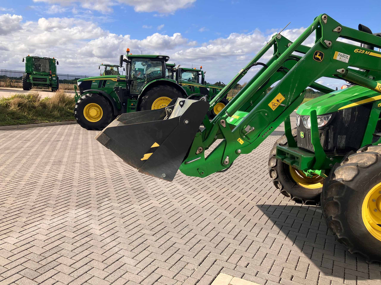 John Deere 6110M + 623M - Traktor: foto 5 John Deere 6110M + 623M - Traktor: foto 5