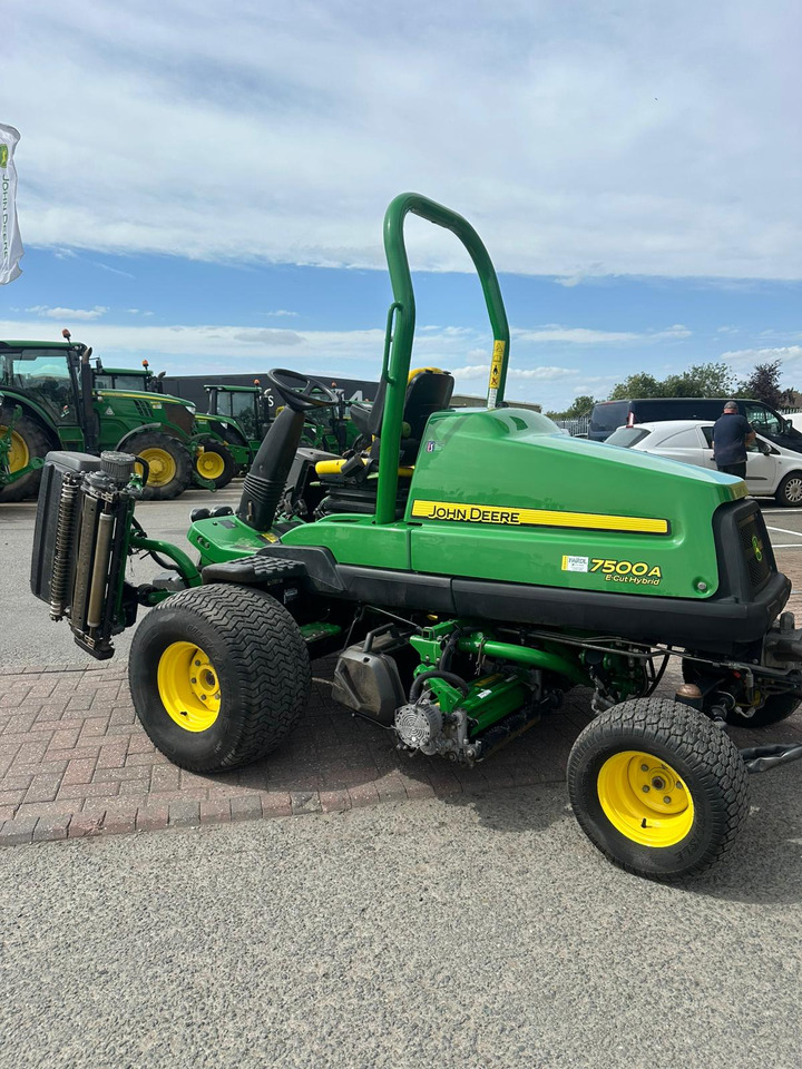 John Deere 7500AE Fairway Mower - Korrëse bari i kopshtit: foto 3 John Deere 7500AE Fairway Mower - Korrëse bari i kopshtit: foto 3