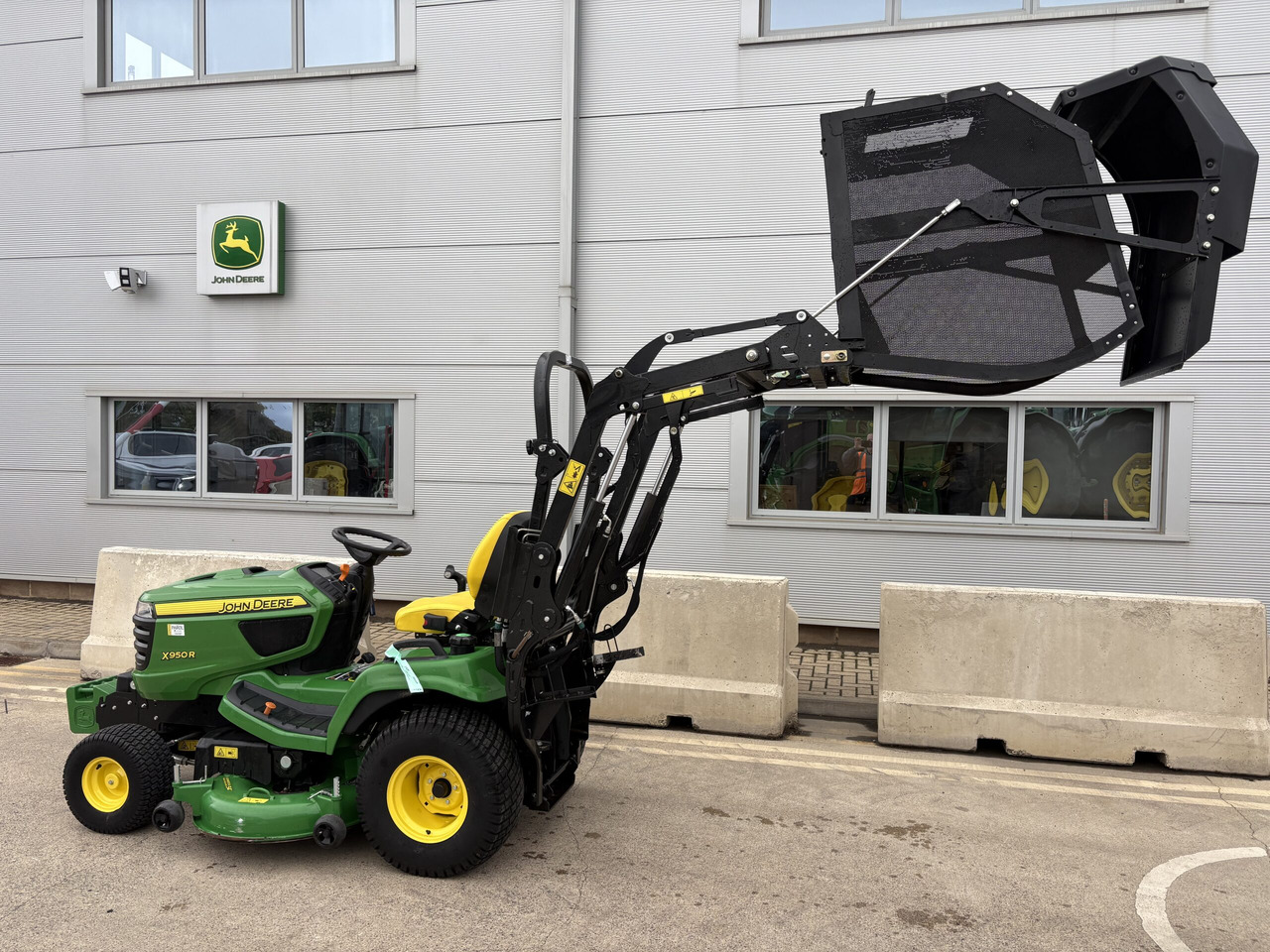 John Deere X950R Cut and Collect mower - Korrëse bari i kopshtit: foto 4 John Deere X950R Cut and Collect mower - Korrëse bari i kopshtit: foto 4