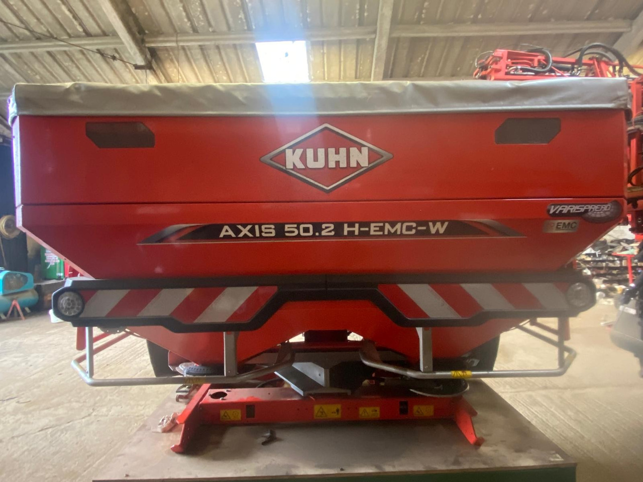 Kuhn Axis 50.2 H-EMC-W - Shpërndarës plehu kimik: foto 1 Kuhn Axis 50.2 H-EMC-W - Shpërndarës plehu kimik: foto 1