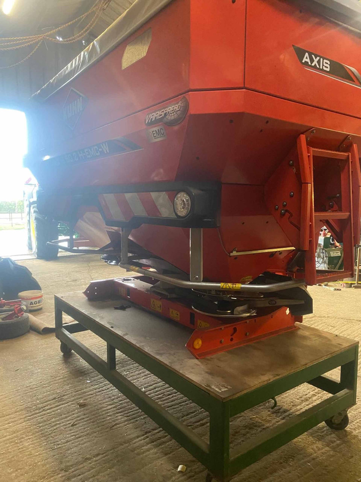 Kuhn Axis 50.2 H-EMC-W - Shpërndarës plehu kimik: foto 4 Kuhn Axis 50.2 H-EMC-W - Shpërndarës plehu kimik: foto 4