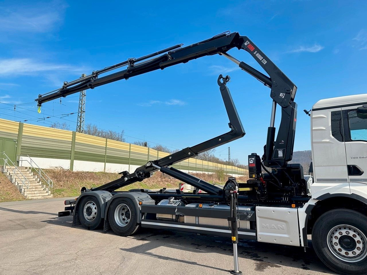 MAN TGS 26.470 6x2 Abrollkipper + Kran Hiab 228-4 - Kamion vetëngarkues, Kamion me vinç: foto 2 MAN TGS 26.470 6x2 Abrollkipper + Kran Hiab 228-4 - Kamion vetëngarkues, Kamion me vinç: foto 2
