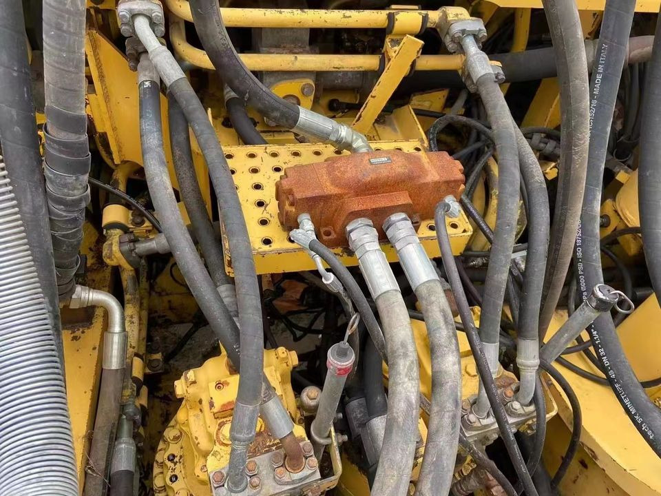 KOMATSU PC 600 LC-8 - Ekskavator me zinxhirë: foto 2 KOMATSU PC 600 LC-8 - Ekskavator me zinxhirë: foto 2