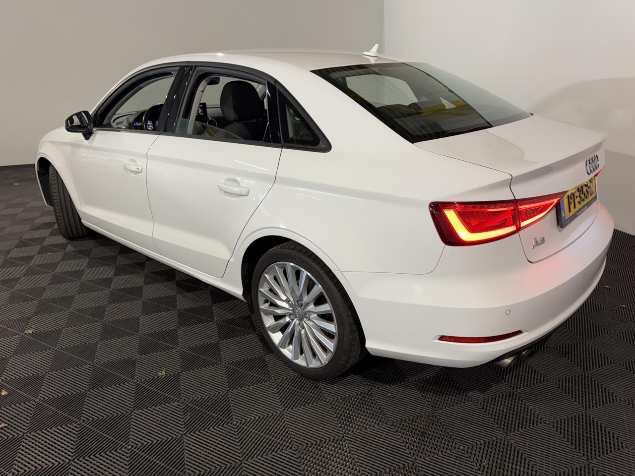Audi | A3 Limousine | 1.4 TFSI Attraction Pro Line Plus Automaat | 2016 | 256.538 km | PT353Z | Geen oordeel - Sedan: foto 4 Audi | A3 Limousine | 1.4 TFSI Attraction Pro Line Plus Automaat | 2016 | 256.538 km | PT353Z | Geen oordeel - Sedan: foto 4