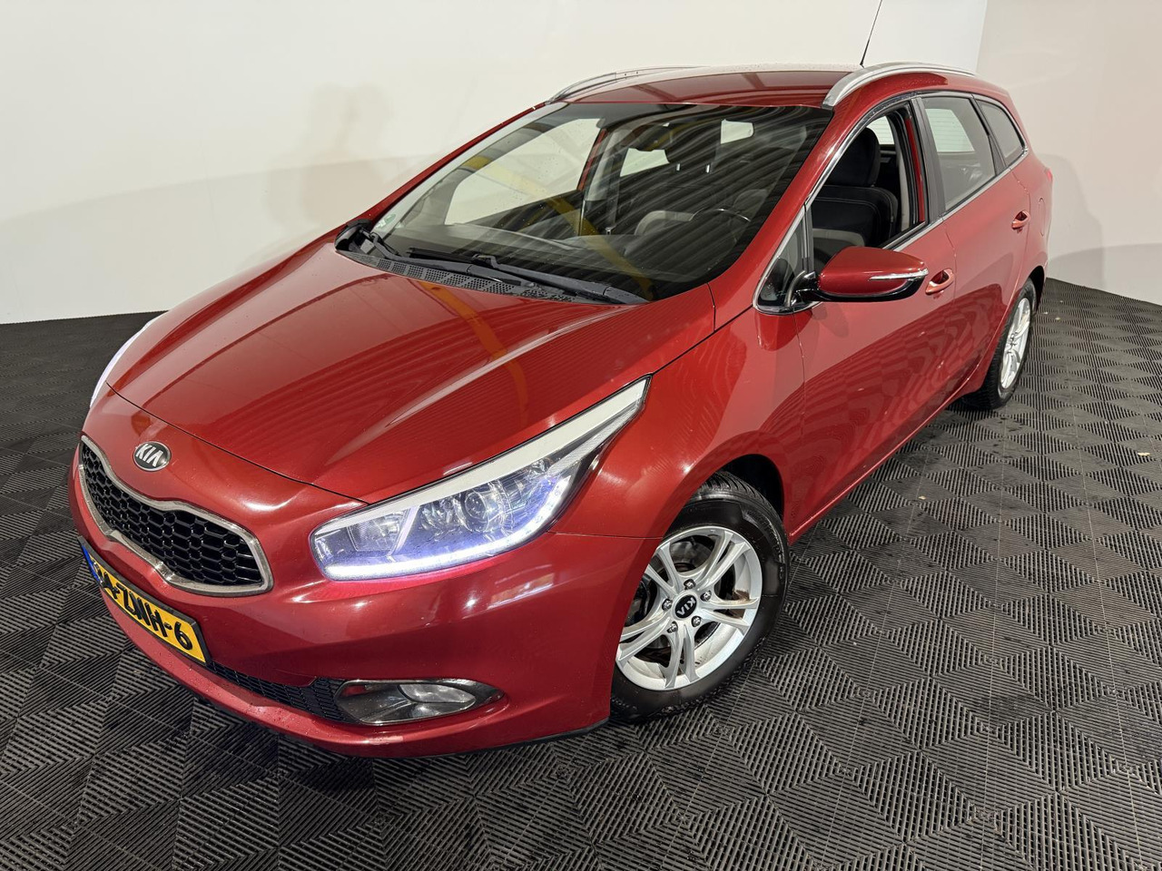 Kia | cee'd Sportswagon | 1.6 CRDi Plus Pack | 2013 | 296.728 km | 34ZNH6 | Logisch - Veturë: foto 1 Kia | cee'd Sportswagon | 1.6 CRDi Plus Pack | 2013 | 296.728 km | 34ZNH6 | Logisch - Veturë: foto 1