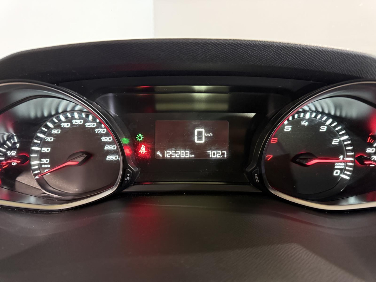 Peugeot | 308 SW | 1.2 PureTech Blue Lion | 2017 | 125.283 km | NL320L | Logisch - Veturë: foto 5 Peugeot | 308 SW | 1.2 PureTech Blue Lion | 2017 | 125.283 km | NL320L | Logisch - Veturë: foto 5