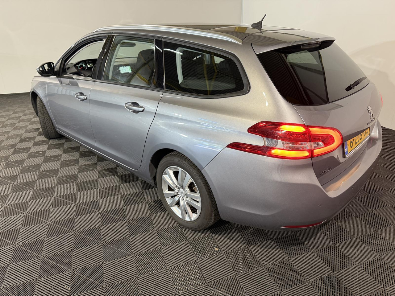 Peugeot | 308 SW | 1.2 e-THP Allure | 2015 | 158.352 km | 6ZJS05 | Logisch - Veturë: foto 5 Peugeot | 308 SW | 1.2 e-THP Allure | 2015 | 158.352 km | 6ZJS05 | Logisch - Veturë: foto 5