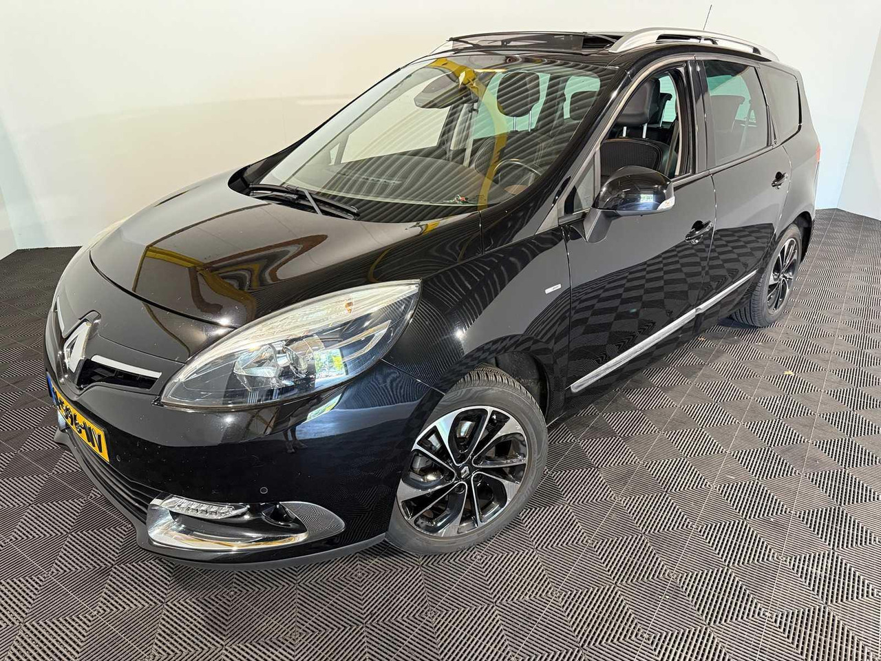 Renault Grand Scénic 1.2 Tce Bose | 2016 | 118.319 km | H-596-NV - Veturë: foto 1 Renault Grand Scénic 1.2 Tce Bose | 2016 | 118.319 km | H-596-NV - Veturë: foto 1