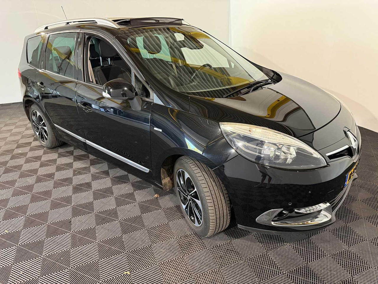 Renault Grand Scénic 1.2 Tce Bose | 2016 | 118.319 km | H-596-NV - Veturë: foto 5 Renault Grand Scénic 1.2 Tce Bose | 2016 | 118.319 km | H-596-NV - Veturë: foto 5