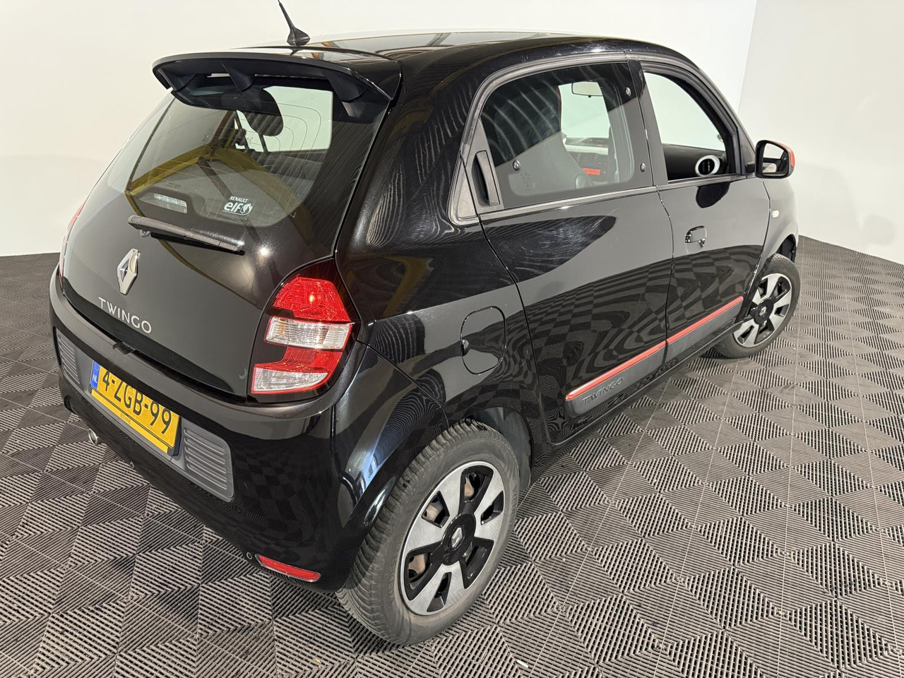 Renault | Twingo | 1.0 SCe Expression | 2015 | 226.056 km | 4ZGB99 | Logisch - Hatchback: foto 4 Renault | Twingo | 1.0 SCe Expression | 2015 | 226.056 km | 4ZGB99 | Logisch - Hatchback: foto 4