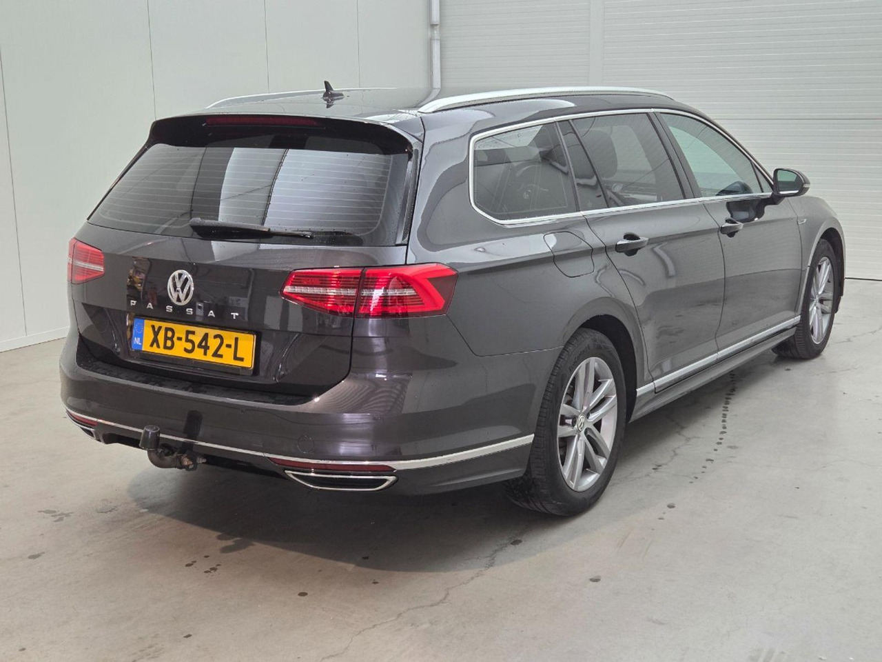 Volkswagen Passat Variant 1.6 TDI Highline Business R | 2018 | 179.613 km | Automaat | XB542L | NAP: Logisch - Veturë: foto 4 Volkswagen Passat Variant 1.6 TDI Highline Business R | 2018 | 179.613 km | Automaat | XB542L | NAP: Logisch - Veturë: foto 4