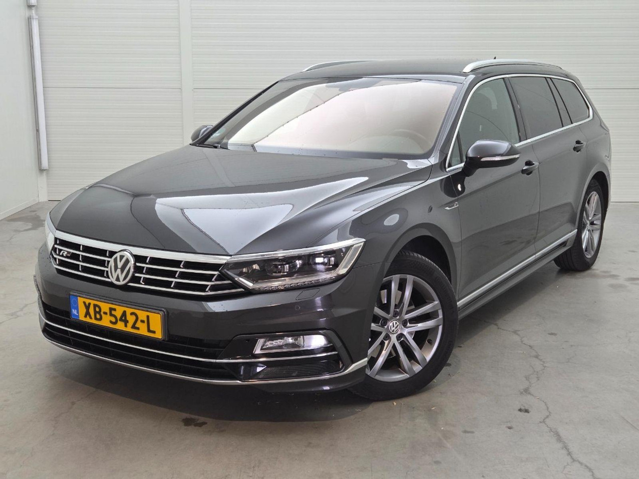 Volkswagen Passat Variant 1.6 TDI Highline Business R | 2018 | 179.613 km | Automaat | XB542L | NAP: Logisch - Veturë: foto 1 Volkswagen Passat Variant 1.6 TDI Highline Business R | 2018 | 179.613 km | Automaat | XB542L | NAP: Logisch - Veturë: foto 1