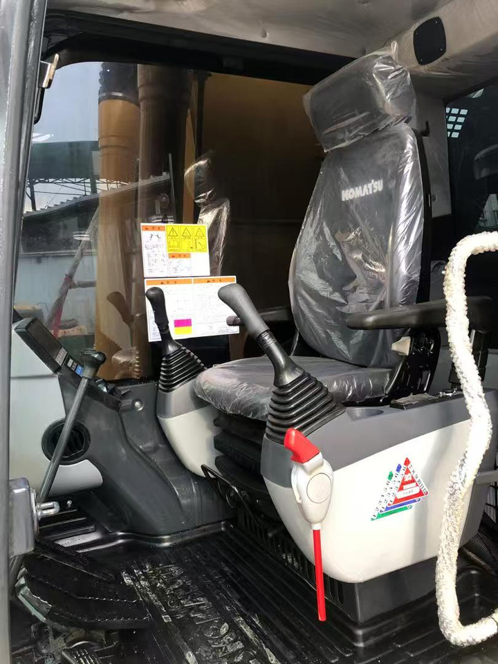 Komatsu PC220-8 - Ekskavator me zinxhirë: foto 4 Komatsu PC220-8 - Ekskavator me zinxhirë: foto 4