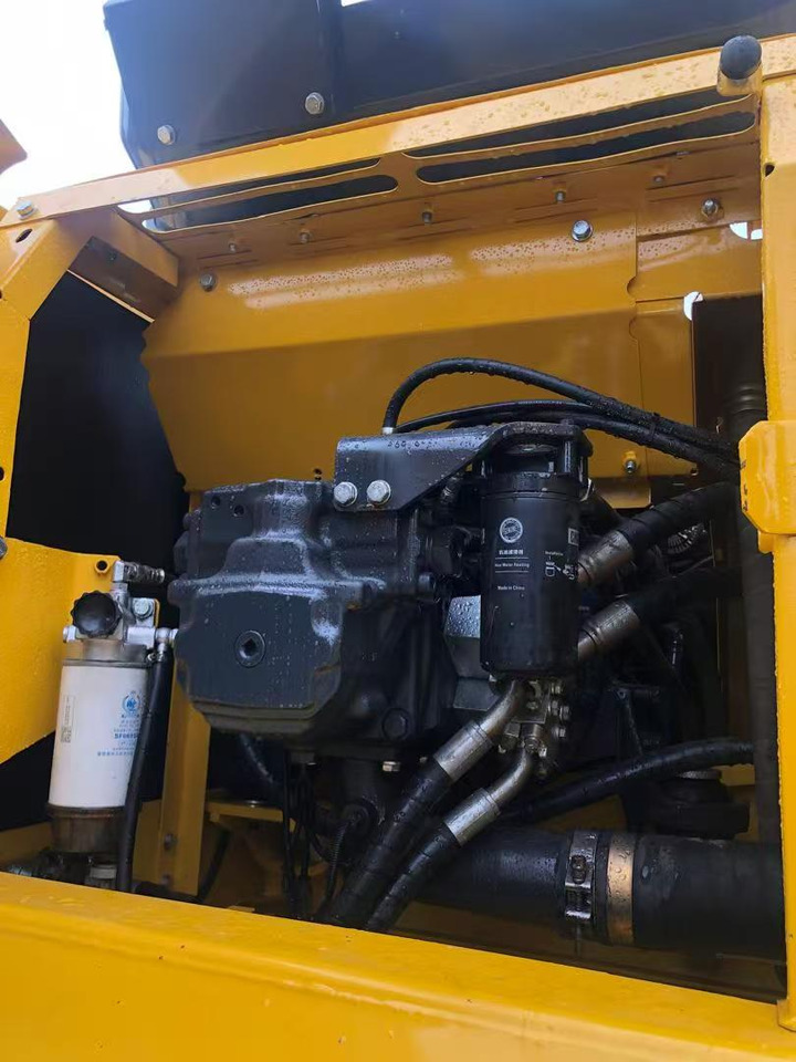 Komatsu PC220-8 - Ekskavator me zinxhirë: foto 5 Komatsu PC220-8 - Ekskavator me zinxhirë: foto 5