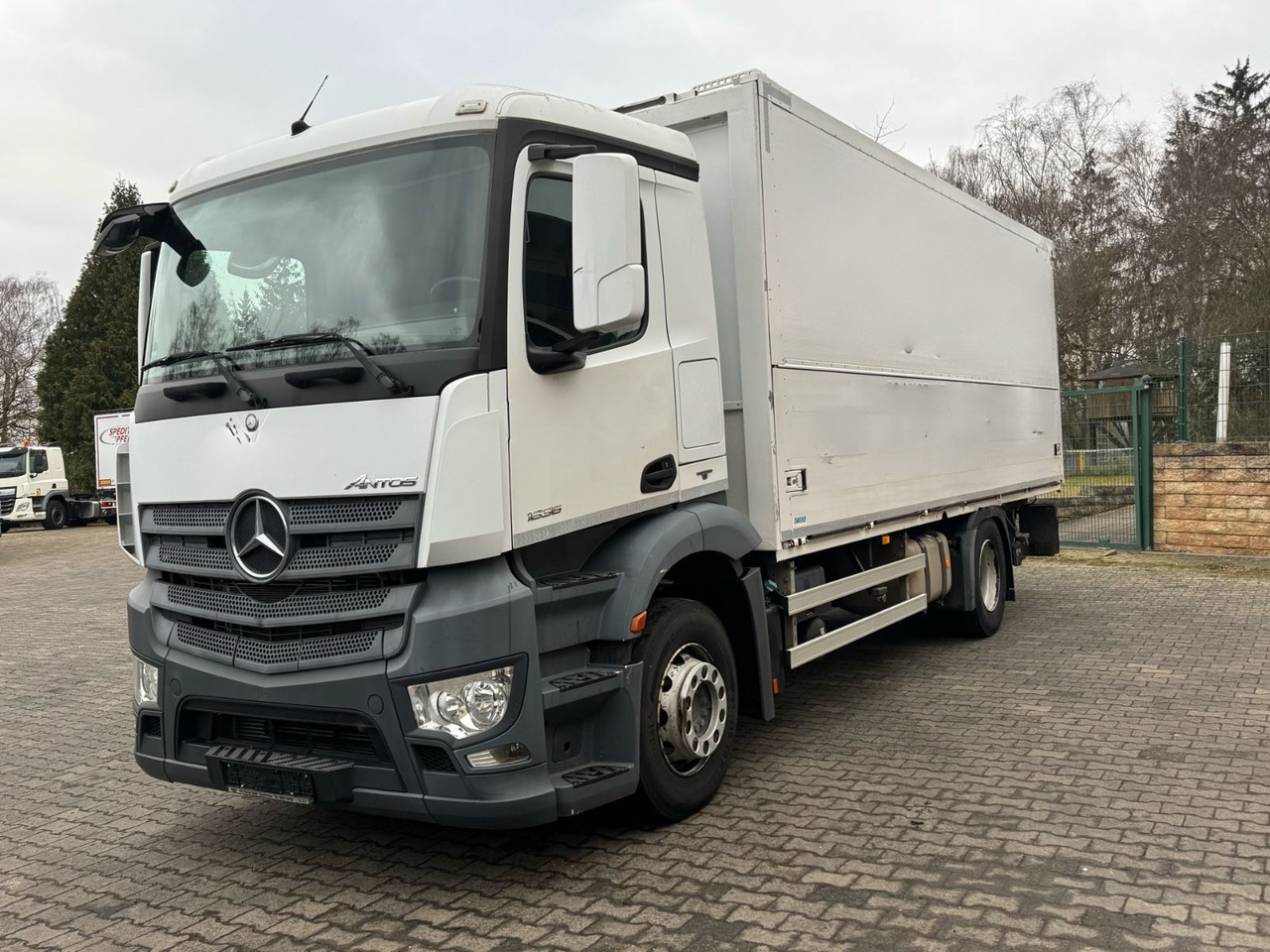 Mercedes-Benz Antos 1836L/4x2/2t.LBW/2xAHK/aus.1Hand/16.Pal. - Kamion pijesh: foto 3 Mercedes-Benz Antos 1836L/4x2/2t.LBW/2xAHK/aus.1Hand/16.Pal. - Kamion pijesh: foto 3