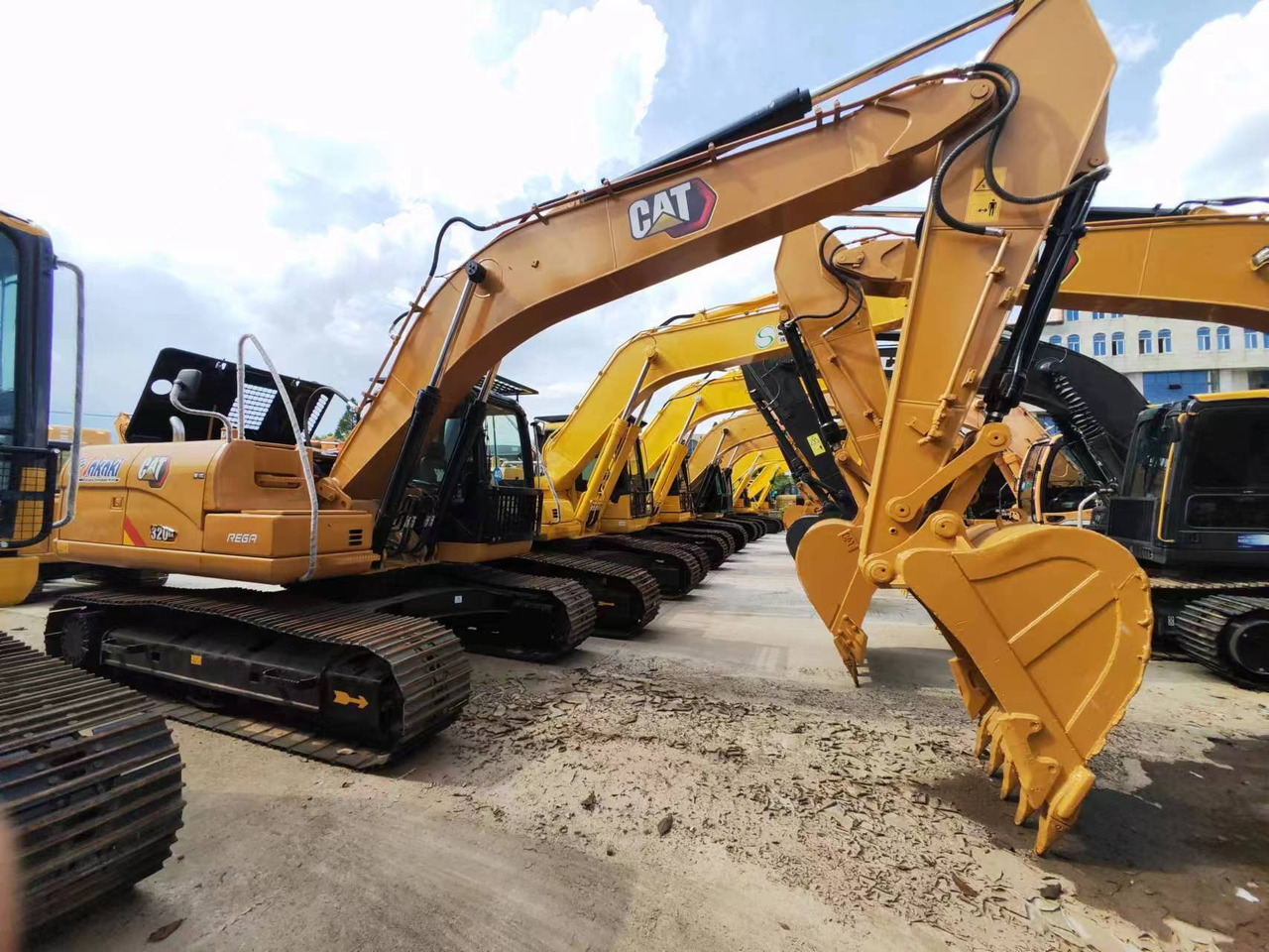 CATERPILLAR 320GX - Ekskavator me zinxhirë: foto 1 CATERPILLAR 320GX - Ekskavator me zinxhirë: foto 1