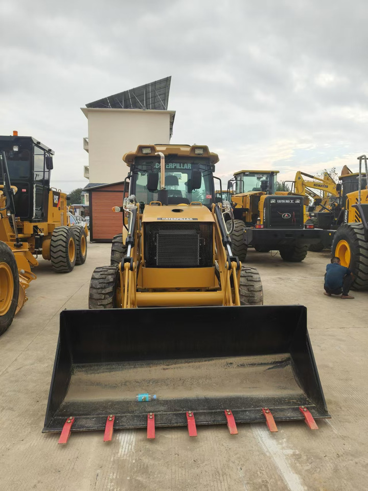 CATERPILLAR 420F - Fadromë me shkarkim nga prapa: foto 2 CATERPILLAR 420F - Fadromë me shkarkim nga prapa: foto 2