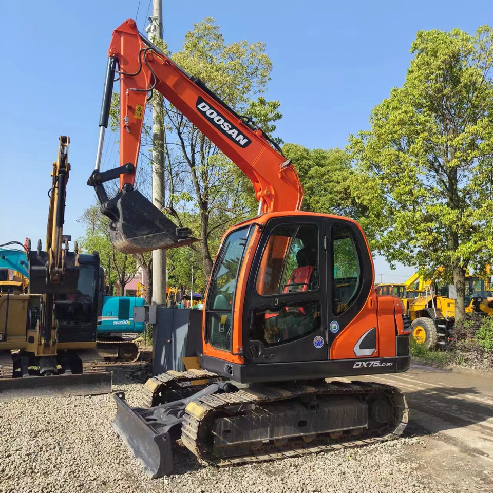 DOOSAN DX75 - Ekskavator me zinxhirë: foto 1 DOOSAN DX75 - Ekskavator me zinxhirë: foto 1