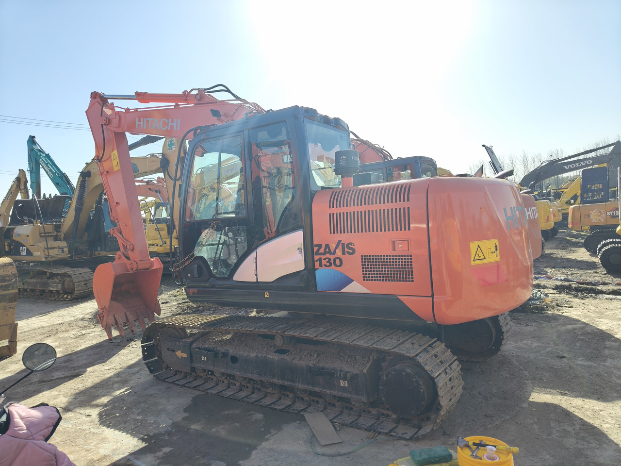 HITACHI ZX130H-5A - Ekskavator me zinxhirë: foto 1 HITACHI ZX130H-5A - Ekskavator me zinxhirë: foto 1