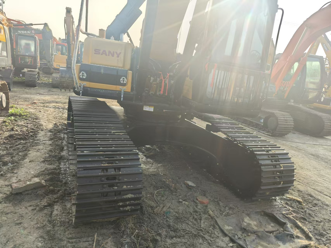 SANY SY215C - Ekskavator me zinxhirë: foto 5 SANY SY215C - Ekskavator me zinxhirë: foto 5