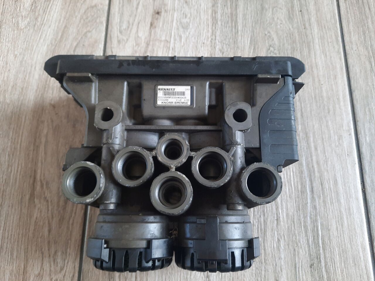 KNORR-BREMSE ZAWÓR EBS TYLNY TYŁ RENAULT GAMA RANGE T RANGE - Valvul frenave për Kamioni: foto 1 KNORR-BREMSE ZAWÓR EBS TYLNY TYŁ RENAULT GAMA RANGE T RANGE - Valvul frenave për Kamioni: foto 1