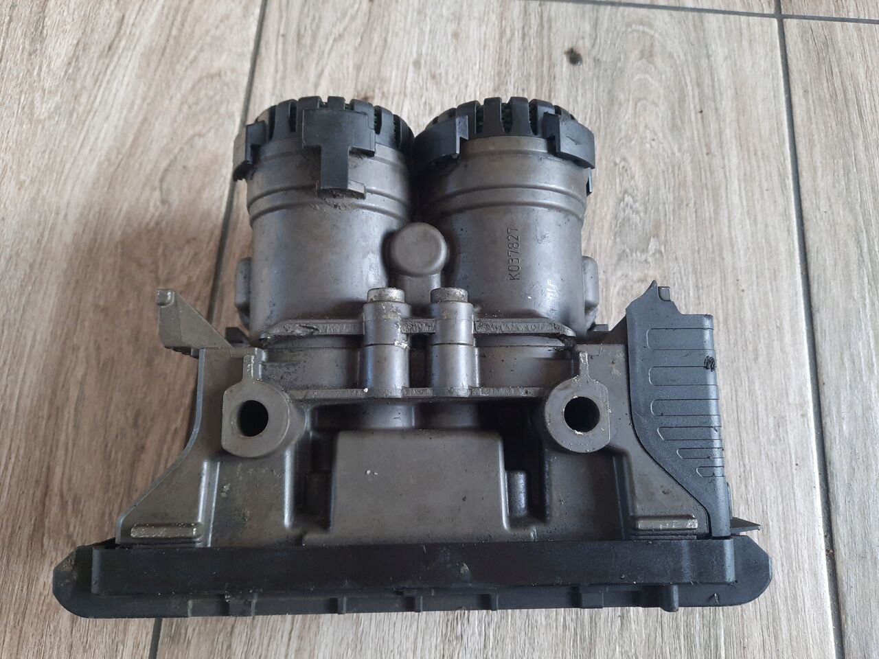 KNORR-BREMSE ZAWÓR EBS TYLNY TYŁ RENAULT GAMA RANGE T RANGE - Valvul frenave për Kamioni: foto 2 KNORR-BREMSE ZAWÓR EBS TYLNY TYŁ RENAULT GAMA RANGE T RANGE - Valvul frenave për Kamioni: foto 2