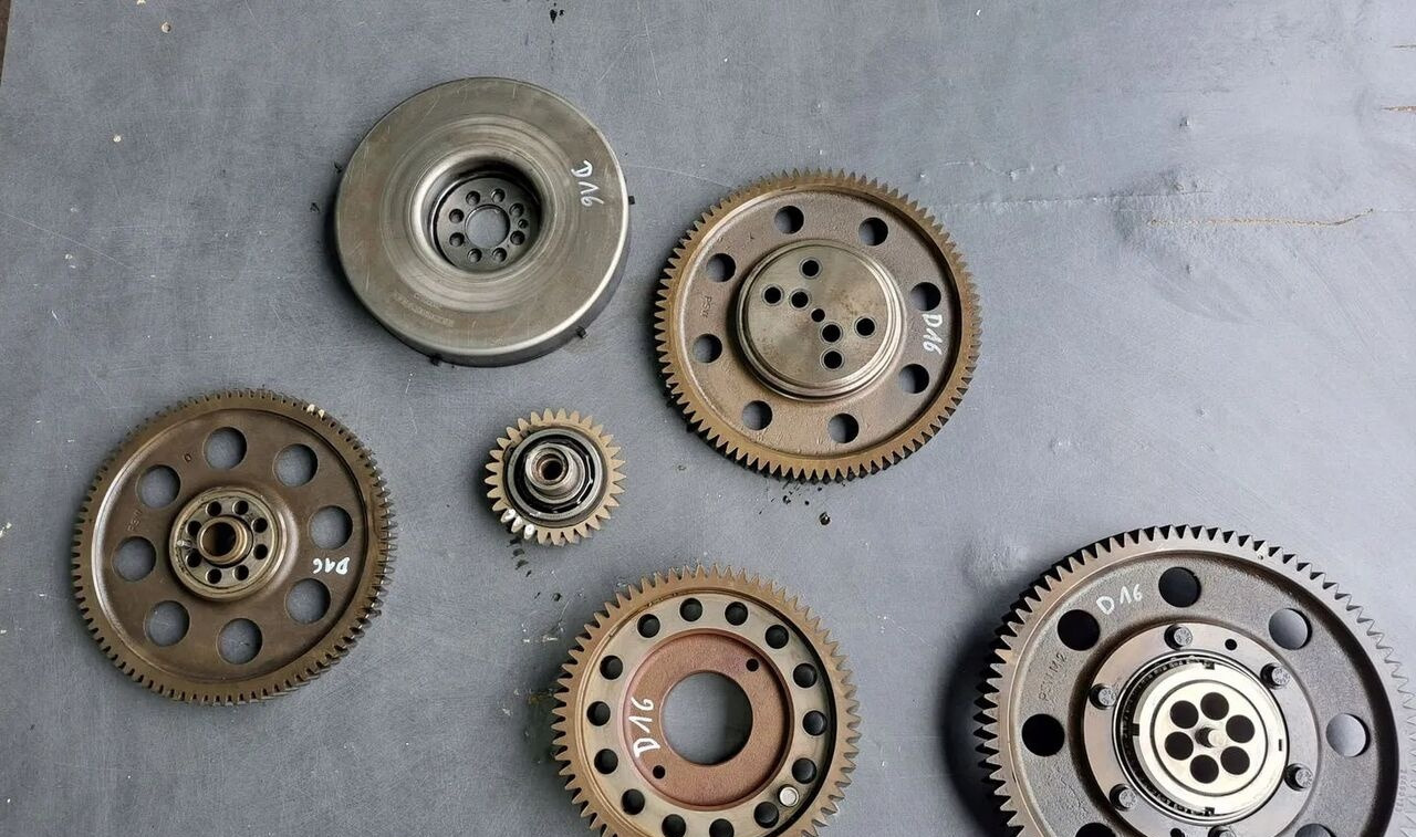 Volvo ROZRZĄD KOMPLETNY KOŁA ROZRZĄDU FH 16 D16E EURO 5. Volvo - Boshti me gunga për Kamioni: foto 1 Volvo ROZRZĄD KOMPLETNY KOŁA ROZRZĄDU FH 16 D16E EURO 5. Volvo - Boshti me gunga për Kamioni: foto 1