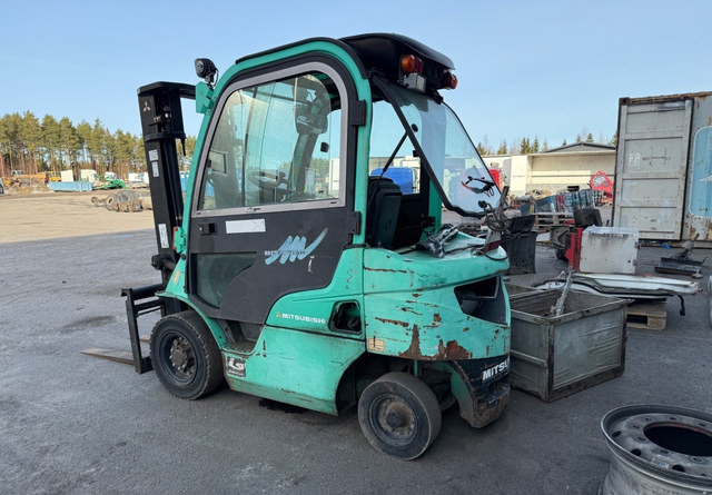 Mitsubishi FD20N - Pirun më naftë: foto 5 Mitsubishi FD20N - Pirun më naftë: foto 5