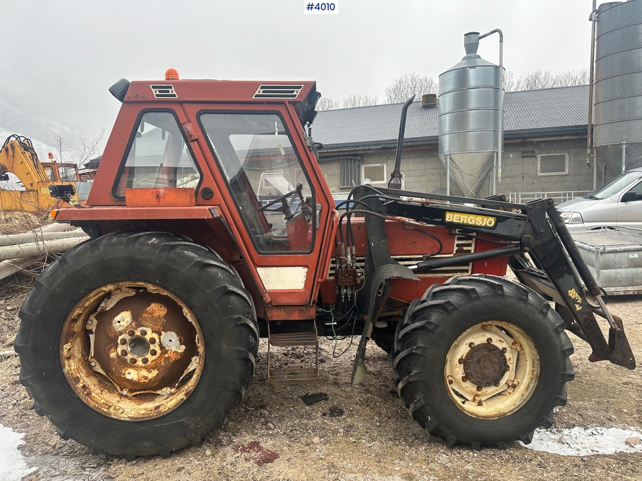 1982 Fiat 780 DT w/ front loader, snow shovel, chains, top link, triangle and extra set of twin wheels. - Traktor: foto 3 1982 Fiat 780 DT w/ front loader, snow shovel, chains, top link, triangle and extra set of twin wheels. - Traktor: foto 3