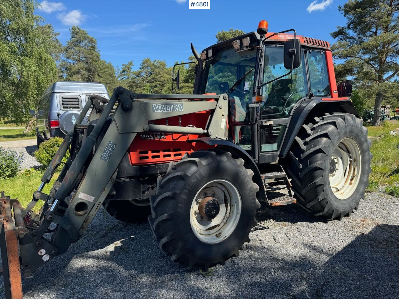 2002 Valtra 6300 4x4 w/ front loader - Traktor: foto 1 2002 Valtra 6300 4x4 w/ front loader - Traktor: foto 1