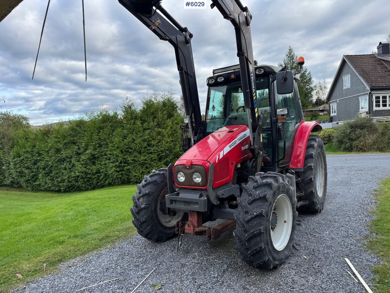 2010 Massey Ferguson 5445 with Front Loader - Traktor: foto 2 2010 Massey Ferguson 5445 with Front Loader - Traktor: foto 2