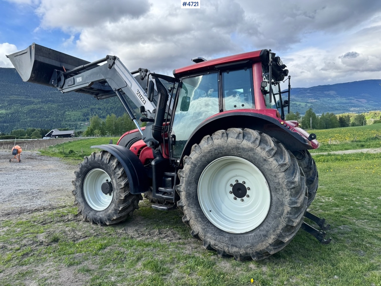2010 Valtra N142 equipped for snow clearing with front loader - Traktor: foto 4 2010 Valtra N142 equipped for snow clearing with front loader - Traktor: foto 4