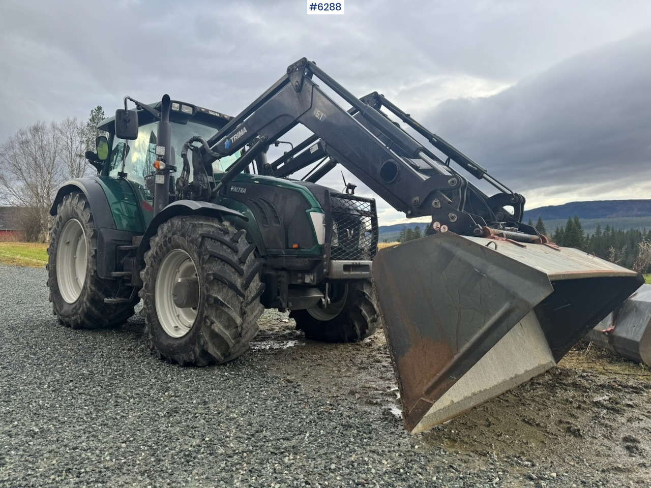 2013 Valtra T203 w/ Trima front loader, snow bucket, gravel bucket, pallet forks and timber clamp! - Traktor: foto 1 2013 Valtra T203 w/ Trima front loader, snow bucket, gravel bucket, pallet forks and timber clamp! - Traktor: foto 1