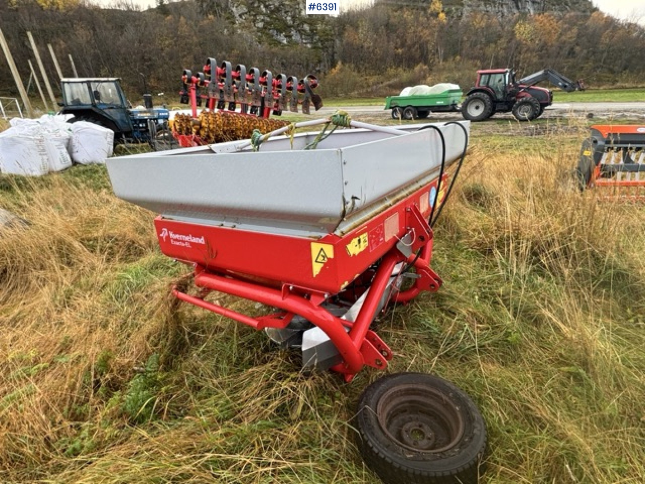 2016 Kverneland fertilizer spreader. Repair object. - Shpërndarës plehu kimik: foto 3 2016 Kverneland fertilizer spreader. Repair object. - Shpërndarës plehu kimik: foto 3