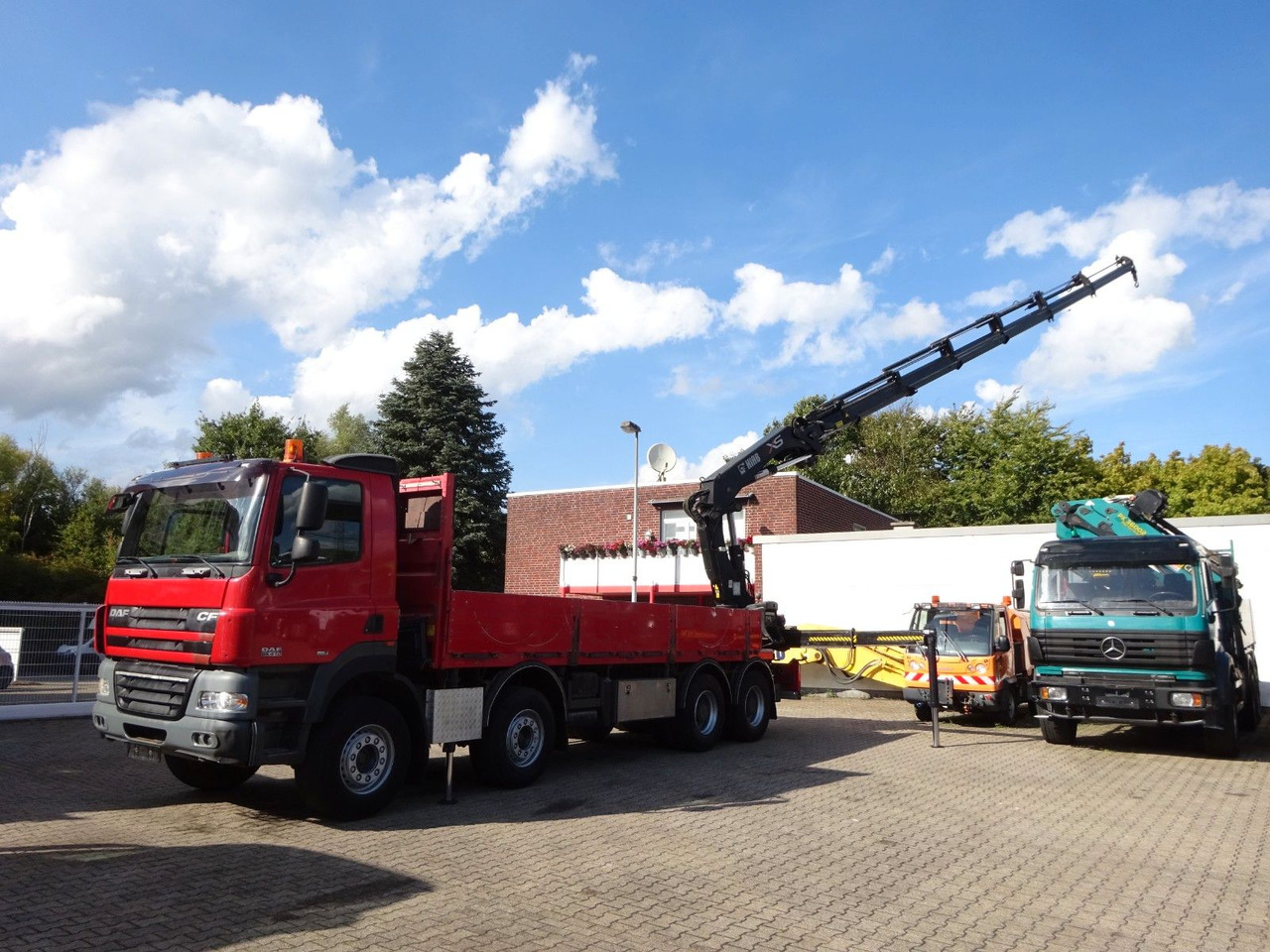 DAF 85.410 Pritsche + HIAB 322E6 Kran 8x4 - Kamion me vinç: foto 1 DAF 85.410 Pritsche + HIAB 322E6 Kran 8x4 - Kamion me vinç: foto 1
