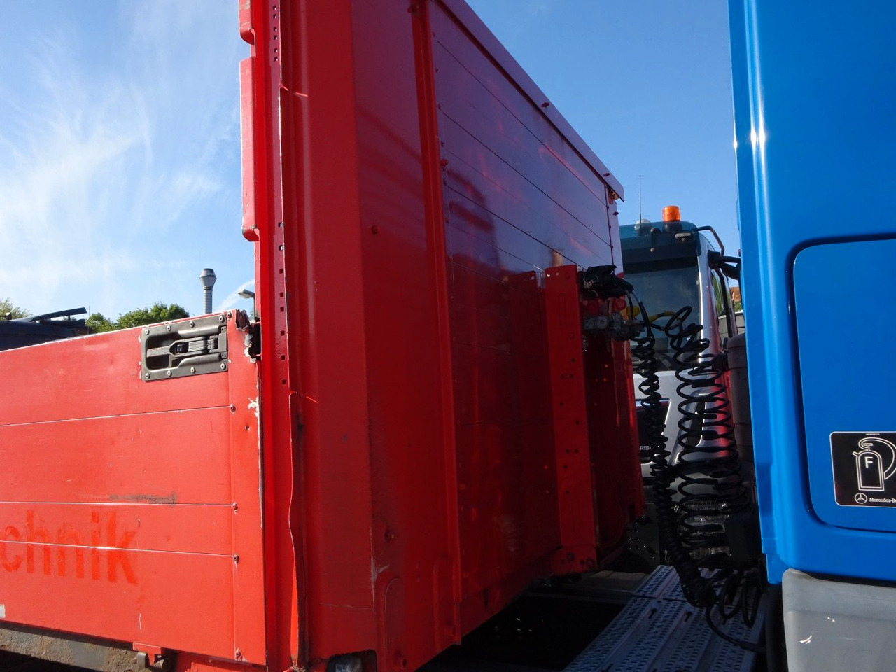 Fliegl Sattelpritsche mit Bordwänden und 3 Achsen - Gjysmë rimorkio e hapur/ Platformë: foto 4 Fliegl Sattelpritsche mit Bordwänden und 3 Achsen - Gjysmë rimorkio e hapur/ Platformë: foto 4