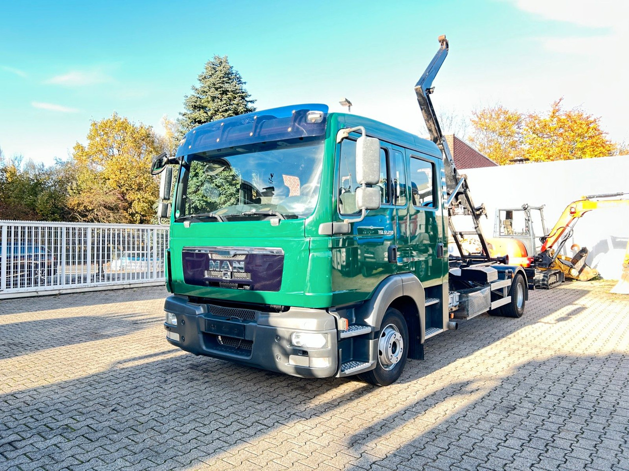 MAN 12.250 Doppelkabine Abroller - Kamion vetëngarkues: foto 1 MAN 12.250 Doppelkabine Abroller - Kamion vetëngarkues: foto 1