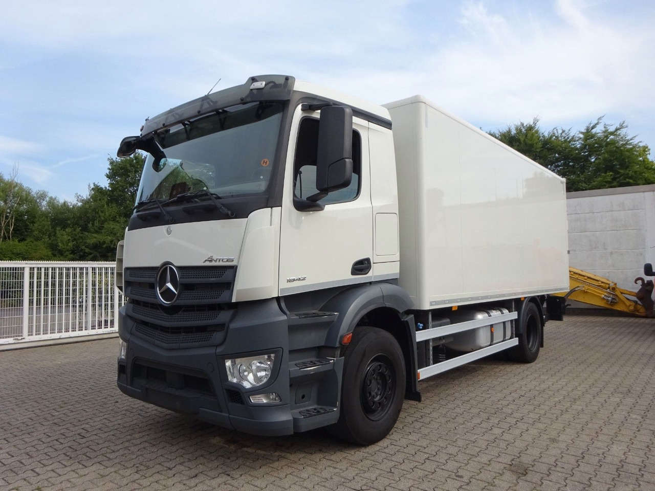 Mercedes-Benz 1842 Antos Koffer + BÄR Ladebordwand 4x2 - Kamion vagonetë: foto 4 Mercedes-Benz 1842 Antos Koffer + BÄR Ladebordwand 4x2 - Kamion vagonetë: foto 4