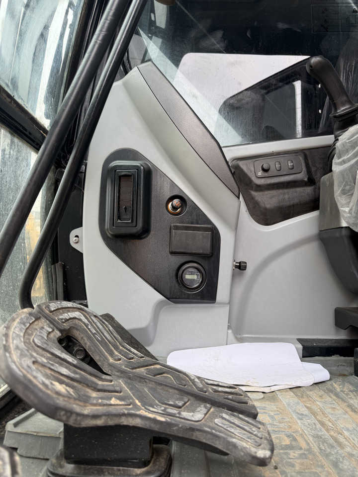 HYUNDAI HX220HD - Ekskavator me zinxhirë: foto 4 HYUNDAI HX220HD - Ekskavator me zinxhirë: foto 4