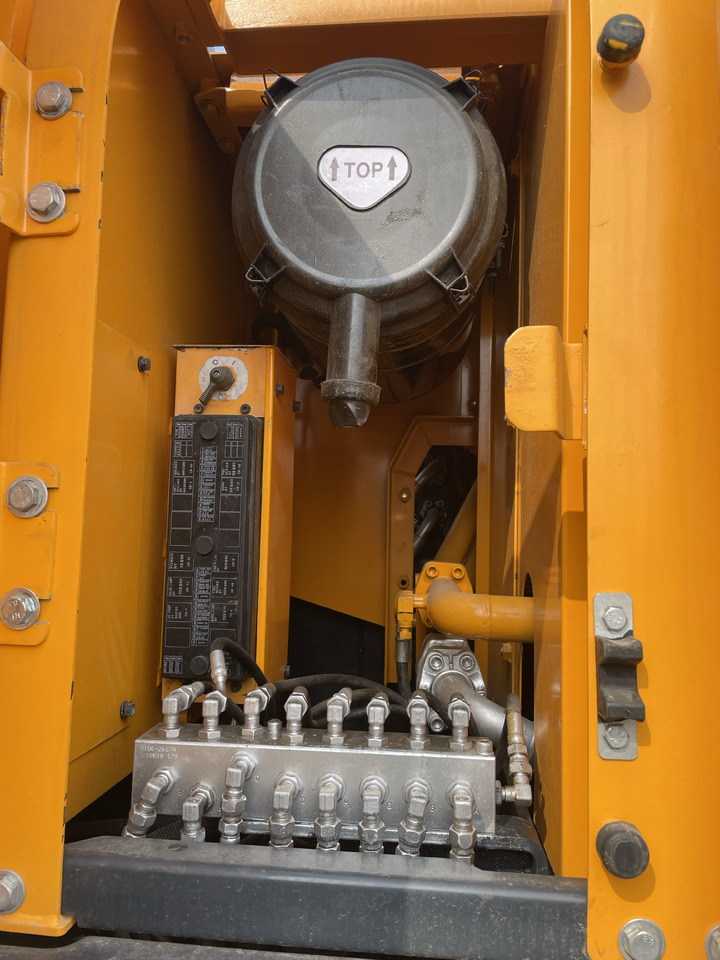 Hyundai R220LC-9S - Ekskavator me zinxhirë: foto 3 Hyundai R220LC-9S - Ekskavator me zinxhirë: foto 3