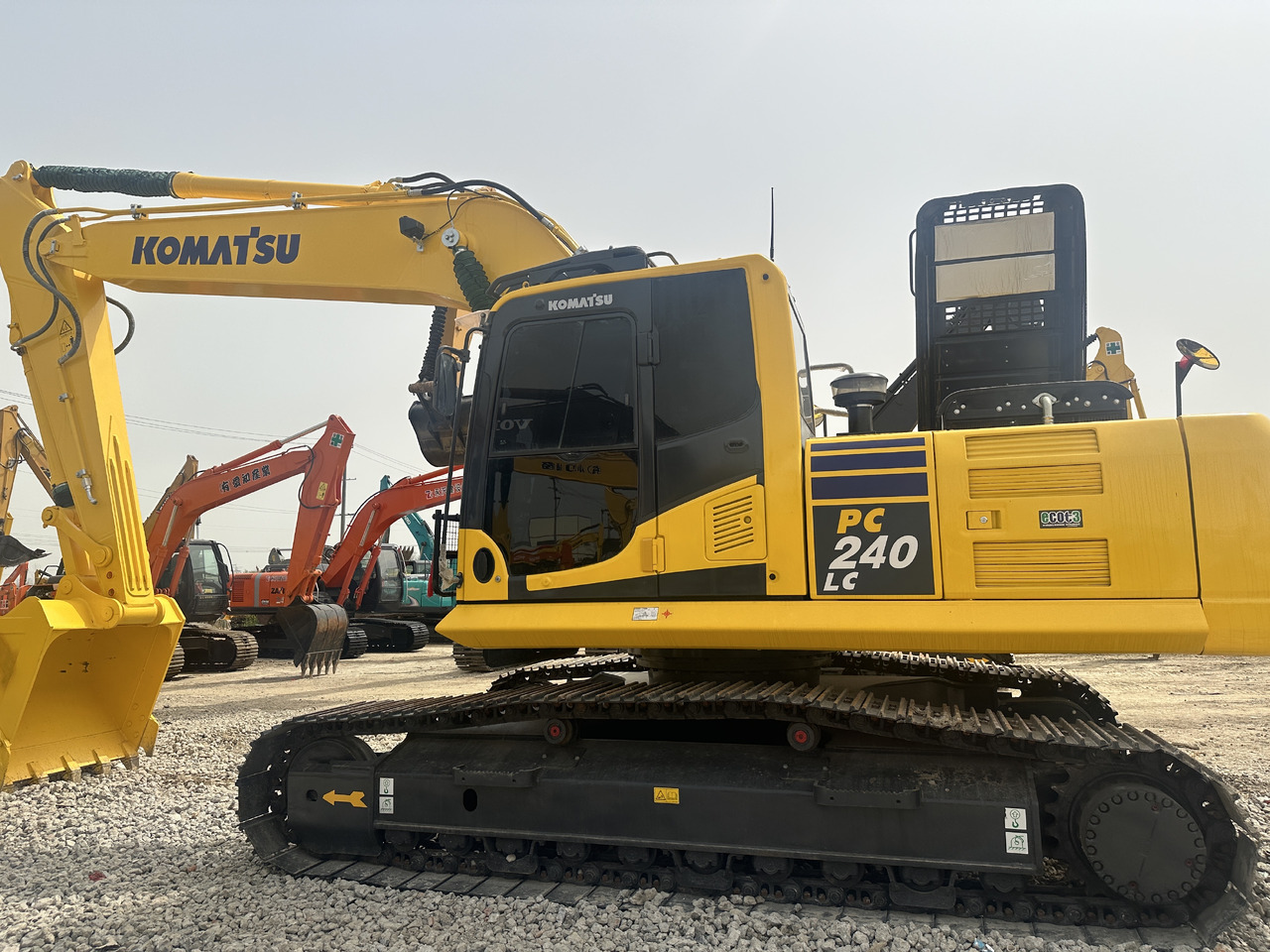 Komatsu PC 240 LC-8 - Ekskavator me zinxhirë: foto 1 Komatsu PC 240 LC-8 - Ekskavator me zinxhirë: foto 1
