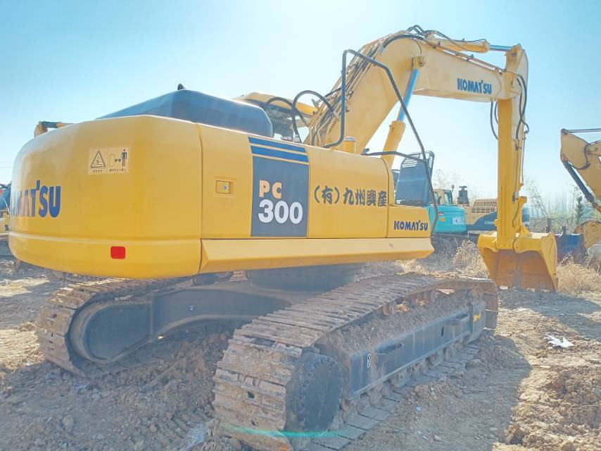 Komatsu PC 300 - Ekskavator me zinxhirë: foto 2 Komatsu PC 300 - Ekskavator me zinxhirë: foto 2