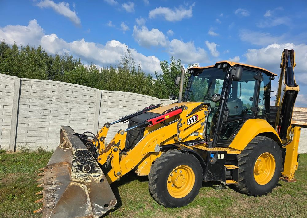 Caterpillar - Fadromë me shkarkim nga prapa: foto 1 Caterpillar - Fadromë me shkarkim nga prapa: foto 1