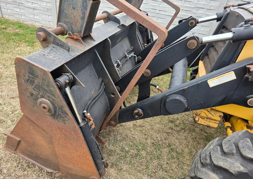 Caterpillar - Fadromë me shkarkim nga prapa: foto 5 Caterpillar - Fadromë me shkarkim nga prapa: foto 5