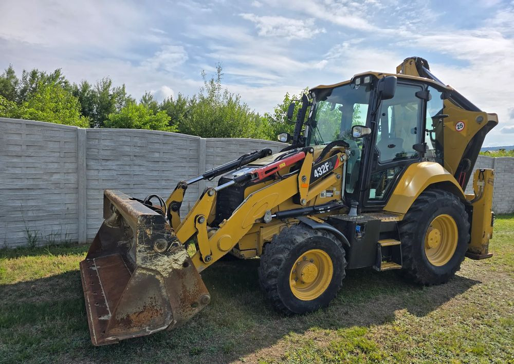 Caterpillar - Fadromë me shkarkim nga prapa: foto 1 Caterpillar - Fadromë me shkarkim nga prapa: foto 1