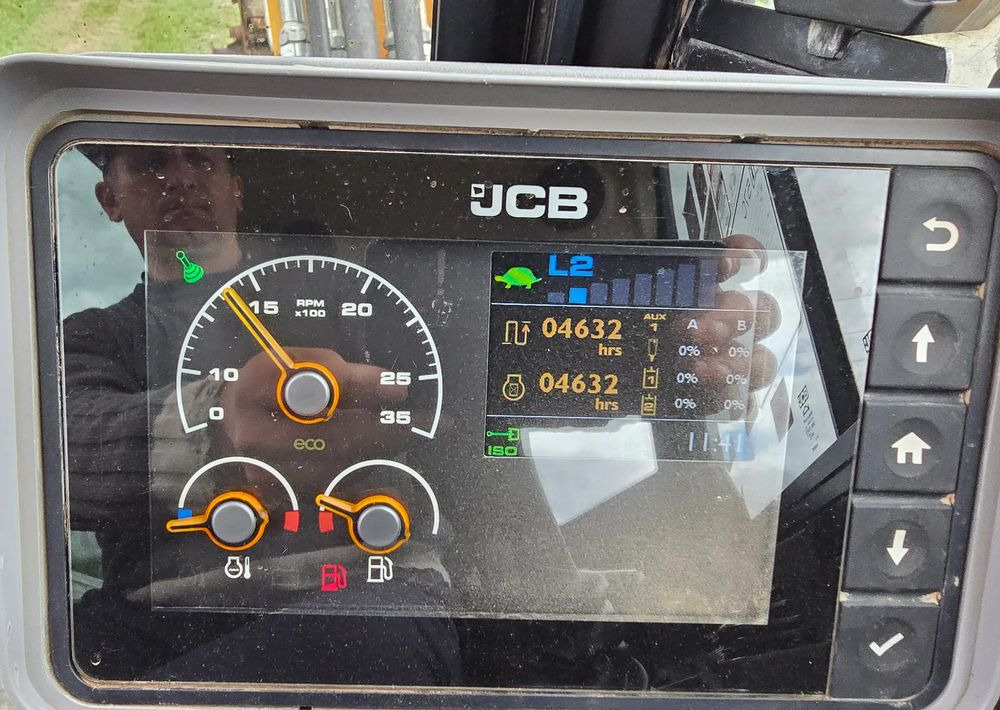 JCB - Ekskavator me zinxhirë: foto 4 JCB - Ekskavator me zinxhirë: foto 4
