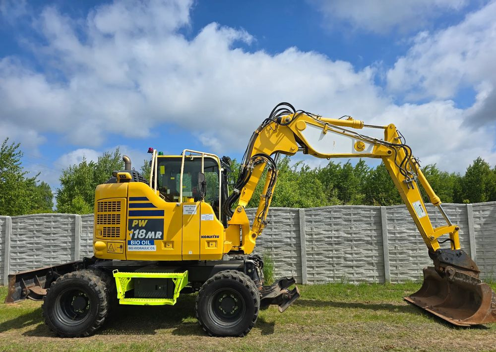 Komatsu - Ekskavator me goma: foto 1 Komatsu - Ekskavator me goma: foto 1